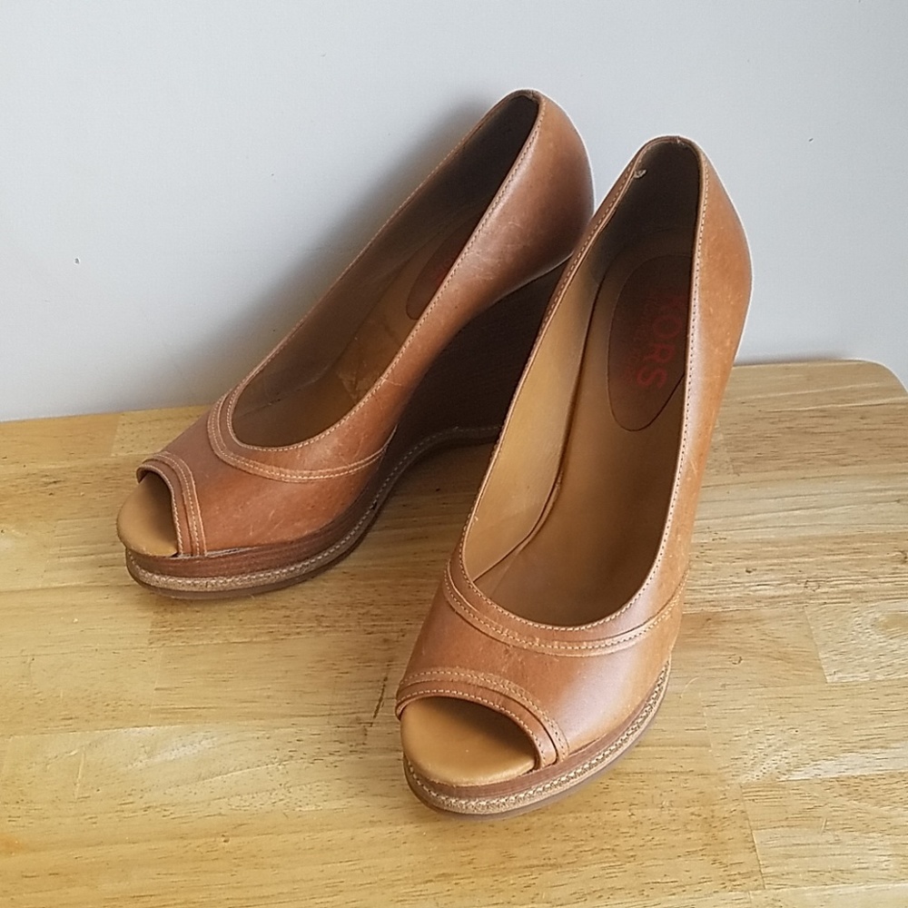 Kors Michael Kors size 9 leather Camel wedges